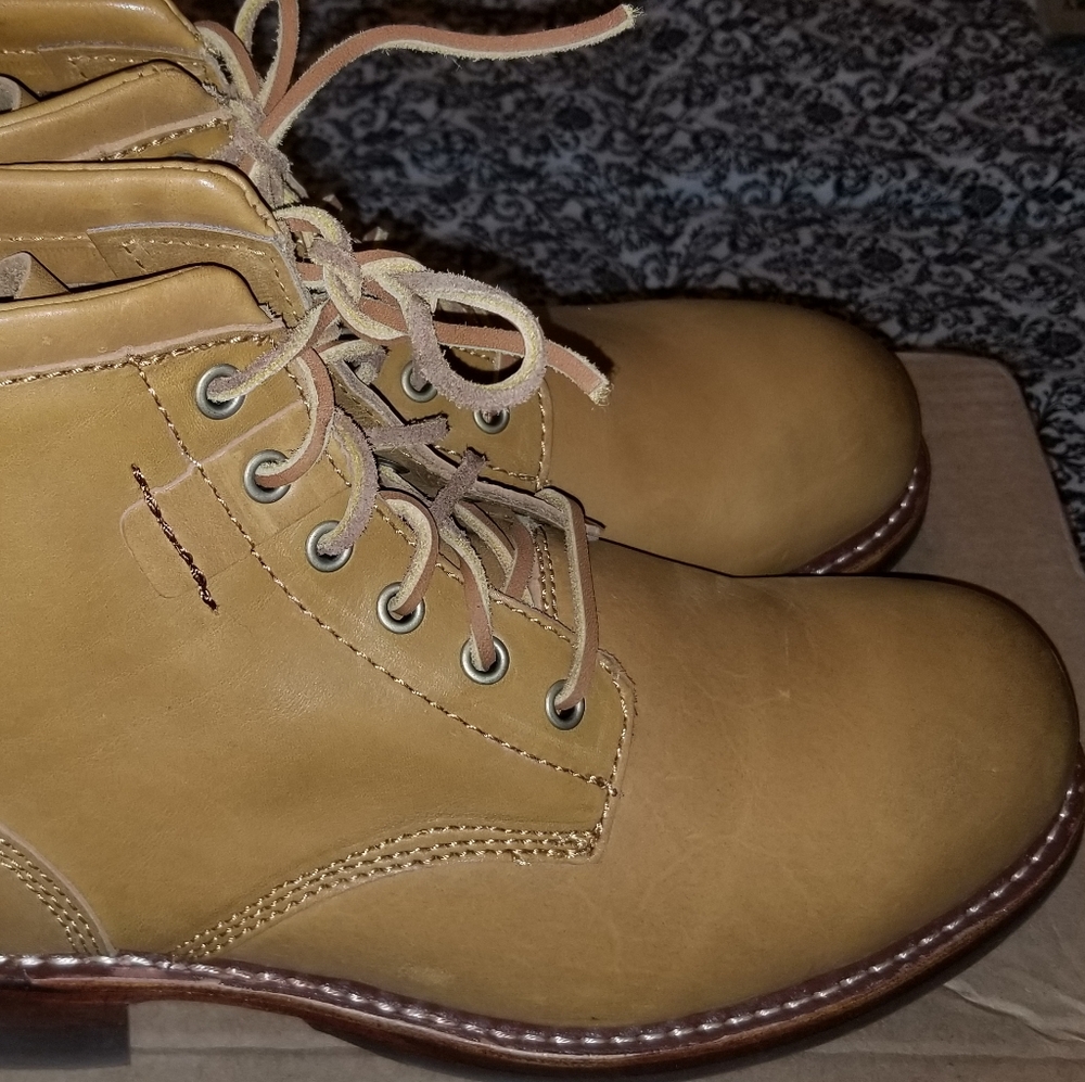 RARE CATERPILLAR LUTHER MID BOOTS